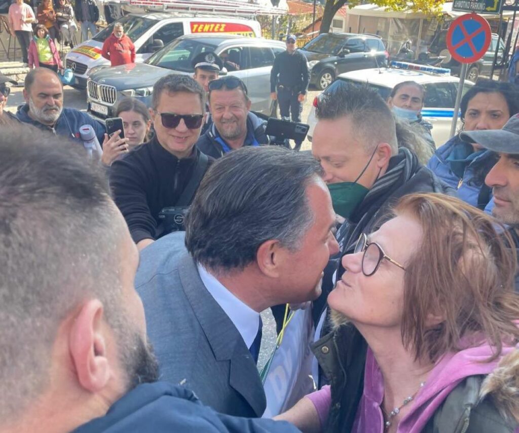 Ο Άδωνις Γεωργιάδης φίλησε διαδηλώτρια στο Καρπενήσι – «Είσαι πιο όμορφος από κοντά» (video, photo)