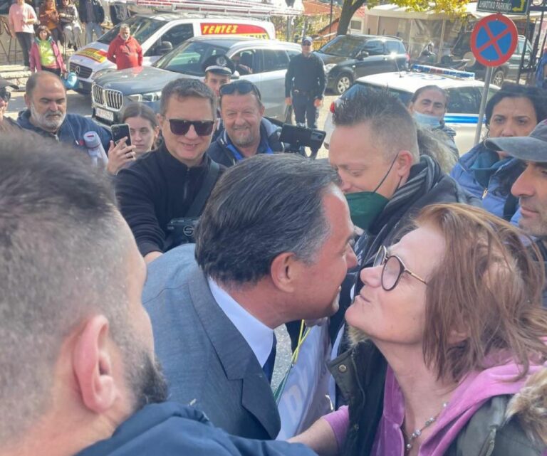 Ο Άδωνις Γεωργιάδης φίλησε διαδηλώτρια στο Καρπενήσι – «Είσαι πιο όμορφος από κοντά» (video, photo)