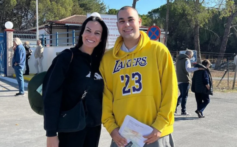 Η selfie της Εύη Βατίδου με τον 22χρονο γιο της, Χρήστο Κούγια στο στρατόπεδο