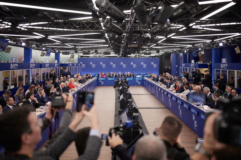 Κλίμα ανησυχίας στη Βουδαπέστη: Οι Ευρωπαίοι ηγέτες προειδοποιούν τον Τραμπ για Ουκρανία, ΝΑΤΟ και δασμούς