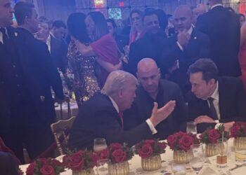 Ο Μασκ πανηγυρίζει για τον Τραμπ τρώγοντας και πίνοντας – «Το μέλλον θα είναι καυτό» (video)