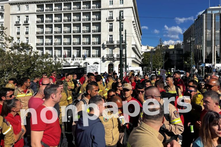Έξω από τη Βουλή διαμαρτύρονται αυτή την ώρα οι εποχικοί πυροσβέστες μετά τα χθεσινά επεισόδια (photo & video)