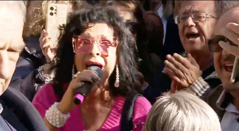 Σοφία Βόσσου: Τραγούδησε «Θα ‘ναι σαν να μπαίνει η Ανοιξη» στον Ταύρο πριν ο Κασσελάκης ανακοινώσει νέο κόμμα