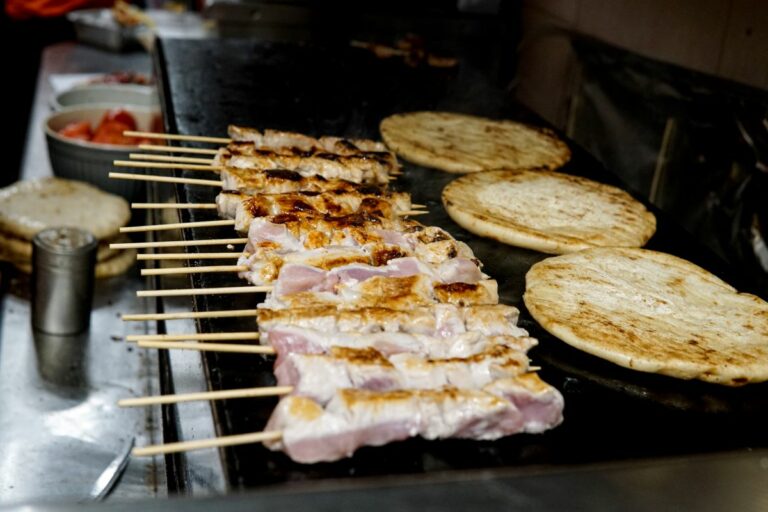 Μαζική δηλητηρίαση φοιτητών από σουβλάκια κοτόπουλο: Πάνω από 100 περιστατικά