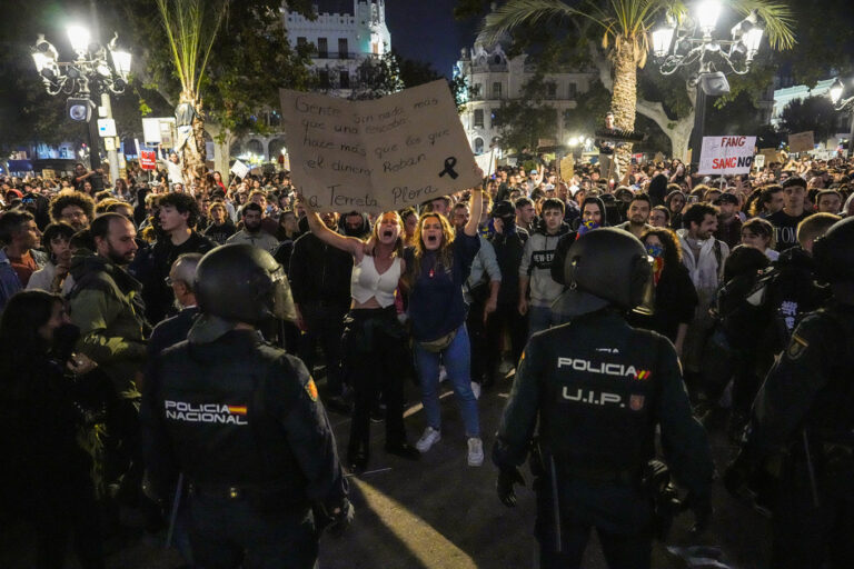 Ισπανία: Χιλιάδες διαδηλωτές έκαναν πορεία για να καταγγείλουν τη διαχείριση των πλημμυρών