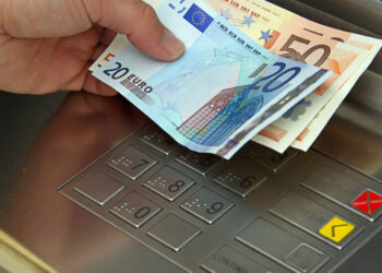 Πληρωμές ΕΦΚΑ και ΔΥΠΑ: Ποιοι θα δουν χρήματα στο λογαριασμό τους