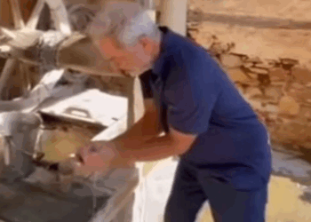 Ημέρες περισυλλογής για τον Μελ Γκίμπσον στο Άγιον Όρος – Η στιγμή που πίνει Αγιασμό