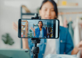 Influencer μήνυσε τον άνδρα της γιατί της έβαζε δουλειές και δεν προλάβαινε να κάνει… reels!