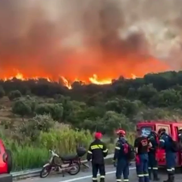 Στις φλόγες η Ναύπακτος