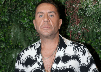 «Ρε ξεφτίλες, έξω»: Η στιγμή που ο Μαζωνάκης διακόπτει συναυλία στην Κύπρο