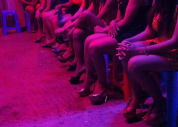 Στρατολόγηση σε ανήλικες για δισεκατομμύρια προβολές σε sexcams