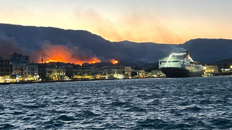 Χίος: Μαίνεται η φωτιά μετά την ολονύχτια μάχη