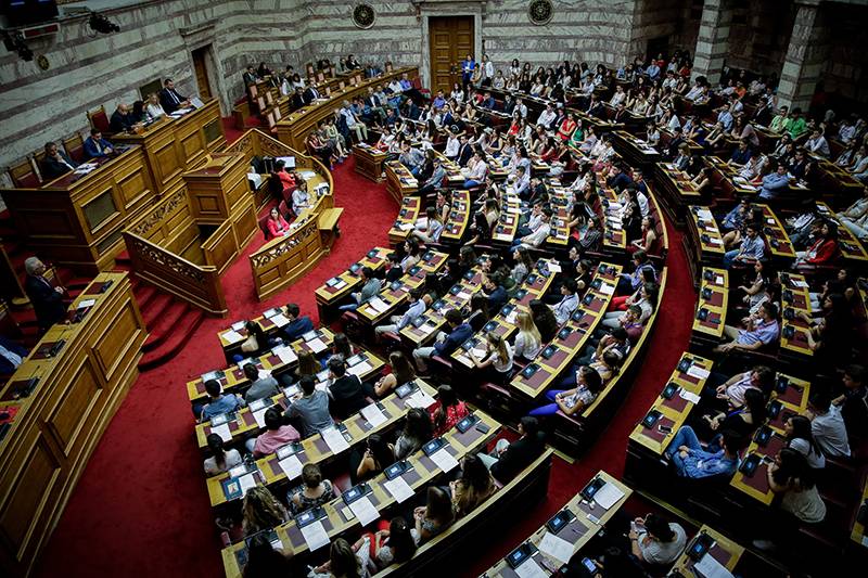 Ποιοι πρώην υπουργοί του Μητσοτάκη έσκασαν στα γέλια με τα χθεσινά έκτροπα στη Βουλή