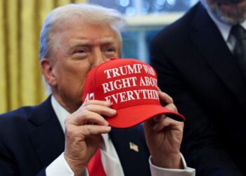 Ο παιδοβιαστής Επστάιν στοιχειώνει τον Τραμπ στρέφοντας την ακροδεξιά βάση εναντίον του