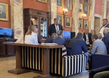 Με γραβάτα γλωσσοδέτη ο Βορίδης στη Βουλή (Φωτο)