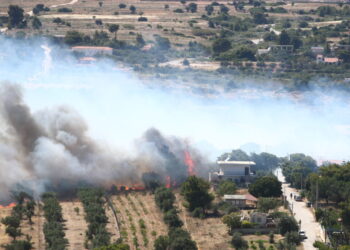 Φωτιά στη Λεωφόρο Μαραθώνος: Ποιοι δρόμοι είναι κλειστοί