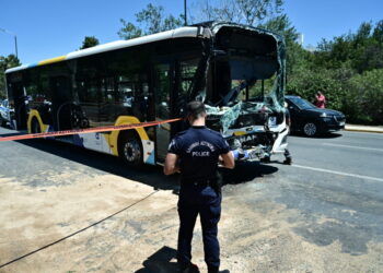 Σοβαρό τροχαίο με σύγκρουση λεωφορείων στη Βούλα -Τουλάχιστον 47 τραυματίες