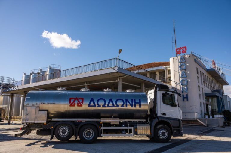 Σε λιγότερα «χέρια» το γάλα στην Ελλάδα