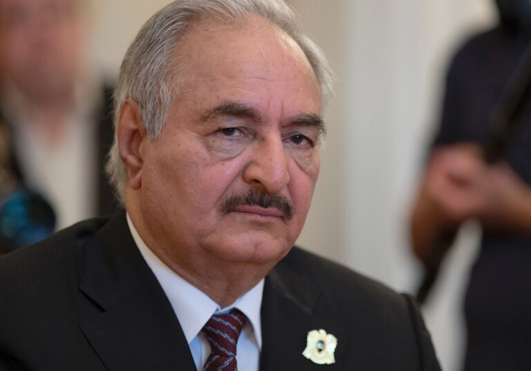 Πώς θα απαντήσει η Ε.Ε. στα παιχνίδια του Χαφτάρ με το μεταναστευτικό;