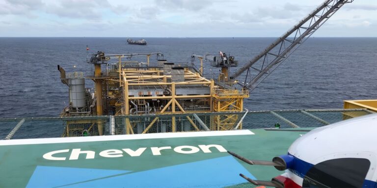 Το “χαρτί” της Chevron θέλει να παίξει η κυβέρνηση για τη Λιβύη: Επικοινωνία Παπασταύρου με Σβάρτσε