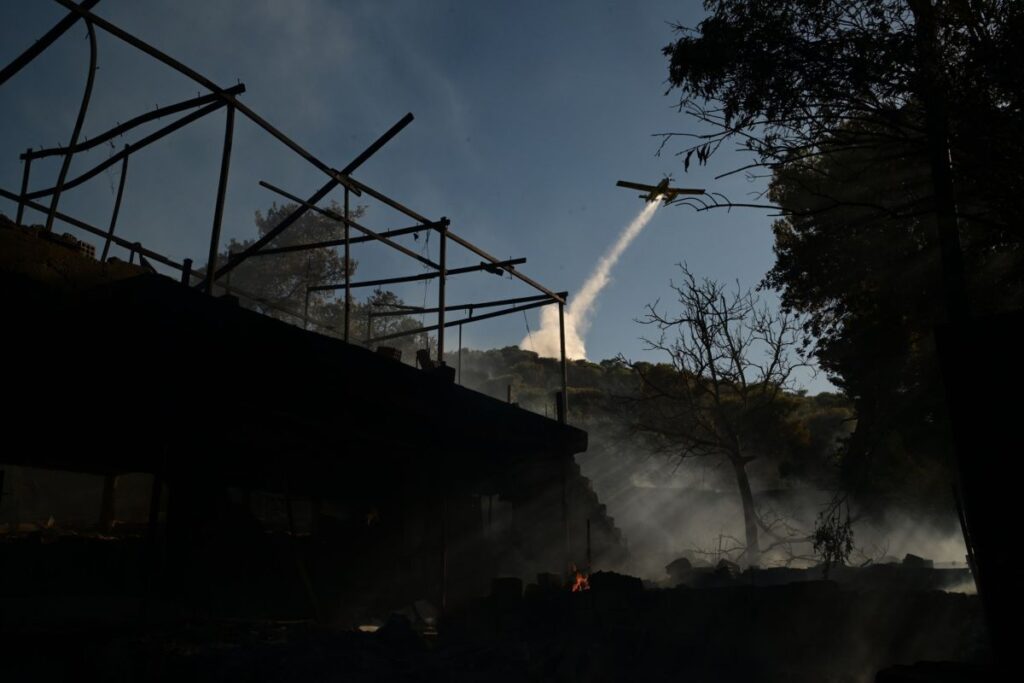 Φωτιά στο Πικέρμι: Σε επιφυλακή η πυροσβεστική υπό τον φόβο των αναζοπυρώσεων