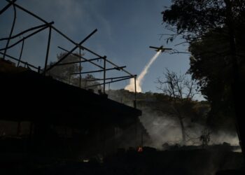 Φωτιά στη Ραφήνα το Πικέρμι και τα Σπάτα