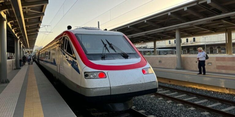Τεχνικό πρόβλημα ακινητοποίησε τρένο με 95 επιβάτες στη Σίνδο