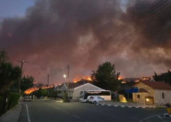 Κύπρος: Ανεξέλεγκτη η φωτιά στην Λεμεσό – Εκκενώνονται οικισμοί, ένας εγκαταυματίας