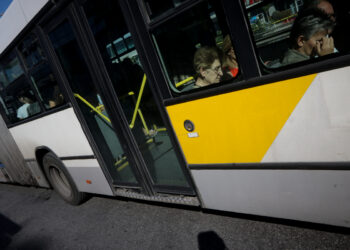 Βοτανικός: Οδηγός λεωφορείου πάτησε με το όχημα συνάδελφό του