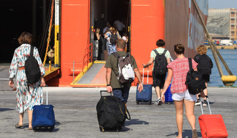 Διώχνει ο καύσωνας από την Αθήνα: Έπηξαν τα λιμάνια – 100% πληρότητα για Κυκλάδες