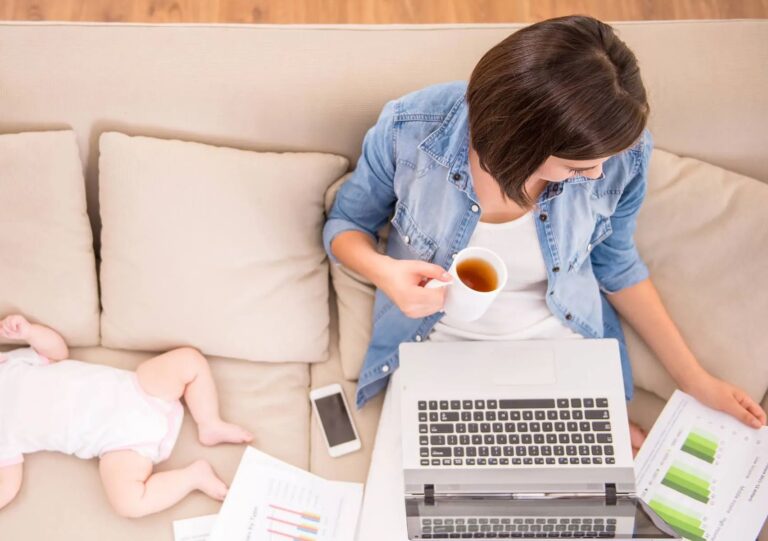 Οι μαμάδες της τηλεργασίας κερδίζουν περισσότερα