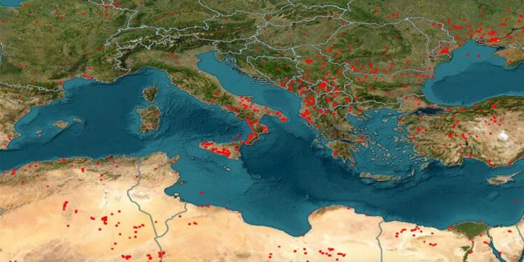Δεκάδες πυρκαγιές σε όλη τη Μεσόγειο – Ο δορυφορικός χάρτης της NASA