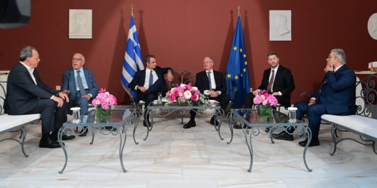 Αποκατάσταση της Δημοκρατίας: Το ψυχρό κλίμα εν μέσω πολιτικού καύσωνα και τα «καρφιά» των πολιτικών αρχηγών 