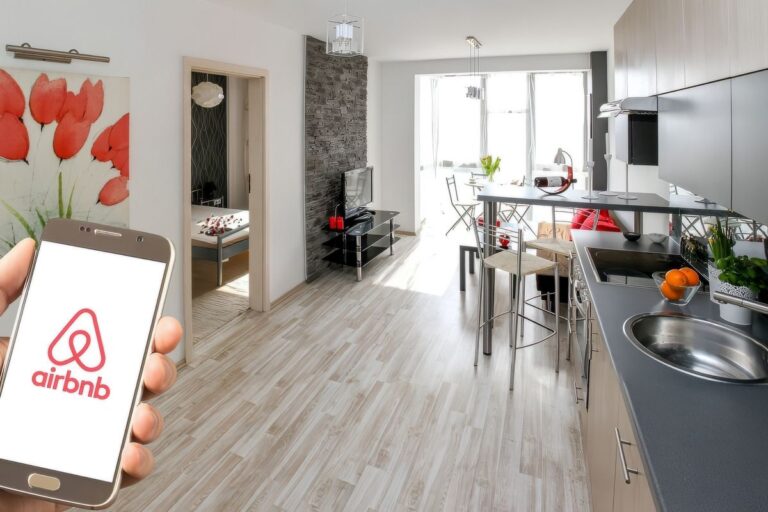 Ξεπερνούν τα ξενοδοχεία τα Airbnb: Ρεκόρ κλινών, χωρίς κανόνες