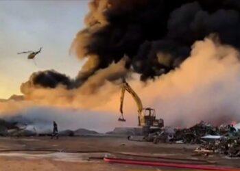 Αλεξανδρούπολη: Συνεχίζεται η φωτιά στο εργοστάσιο ανακύκλωσης – Μήνυμα από το 112