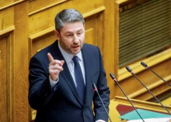 Ανδρουλάκης κατά Μητσοτάκη: «Θα ξεσκεπάσουμε τη γαλάζια συμμορία»