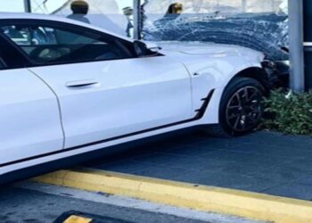 Πάτρα: Σε τζαμαρία σούπερ μαρκετ κατέληξε αυτοκίνητο