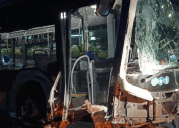 «Ακυβέρνητο» λεωφορείο στη Λ. Βουλιαγμένης έπεσε σε κολώνες, πινακίδες και περίφραξη κτιρίου