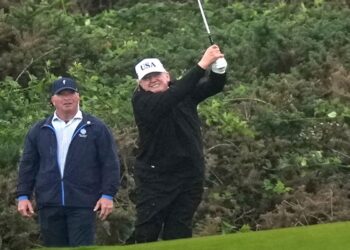 Σκωτία: Εν μέσω διαδηλώσεων, ο Τραμπ βρήκε χρόνο να παίξει γκολφ