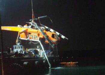 Βίντεο από την ανέλκυση του ελικοπτέρου που έπεσε στην Ελευσίνα