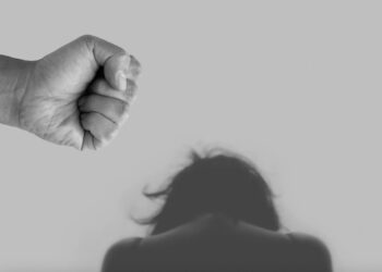 Θεσσαλονίκη: Χτύπησε τη σύζυγό του και έβαλε φωτιά στο σπίτι όπου έμεναν