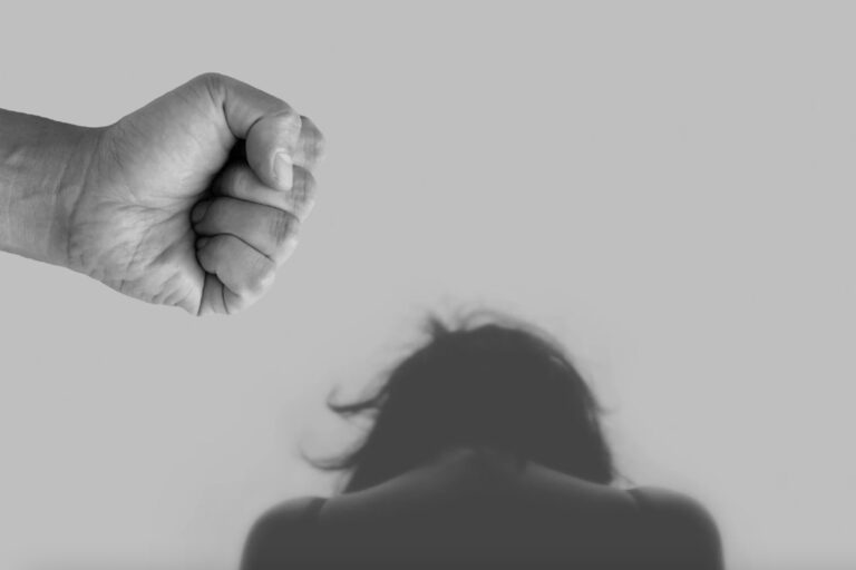 Θεσσαλονίκη: Χτύπησε τη σύζυγό του και έβαλε φωτιά στο σπίτι όπου έμεναν