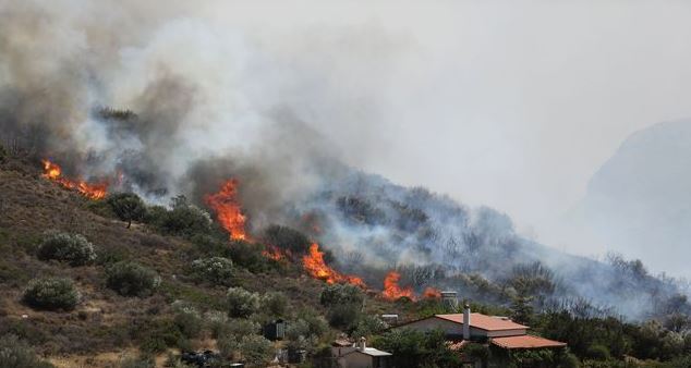 Νέος συναγερμός στην Κορινθία: Μεγάλη φωτιά στο Ελληνοχώρι (βίντεο)