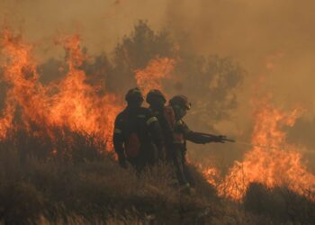 Σήμερα η κορύφωση του καύσωνα: Ακραίος κίνδυνος πυρκαγιών, σε κόκκινο συναγερμό η χώρα