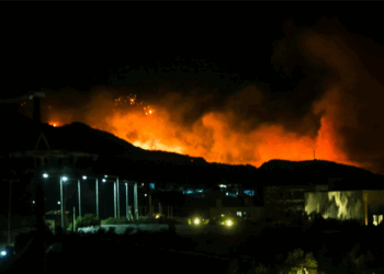 Κόλαση φωτιάς στην Ιεράπετρα: Κάηκαν σπίτια και εκκενώθηκαν ξενοδοχεία