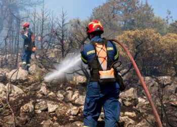 Σε εξέλιξη φωτιά στο Ηράκλειο Κρήτης – Καίει γεωργική έκταση