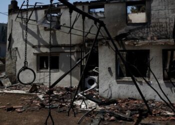 Χωρίς ενεργό μέτωπο οι πυρκαγιές σε Αττική, Κύθηρα, Εύβοια, Μεσσηνία, Χανιά – Σε εξέλιξη φωτιά στην Πτολεμαΐδα