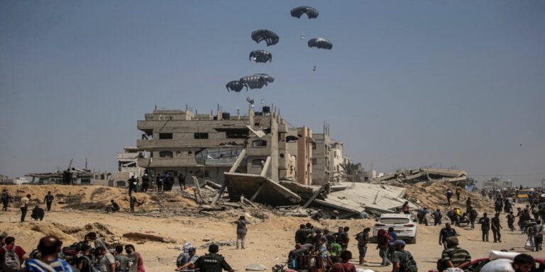 Γάζα: Αεροσκάφη της Ιορδανίας και των ΗΑΕ έριξαν 25 τόνους βοήθειας