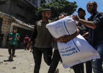 Λιμοκτονία  στη Λωρίδα της Γάζας – Ξεκίνησαν οι ρίψεις ανθρωπιστικής βοήθειας