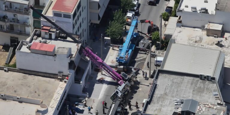 Περιστέρι: Τι λέει η ιδιοκτήτρια του διαμερίσματος που καταπλακώθηκε από τον γερανό